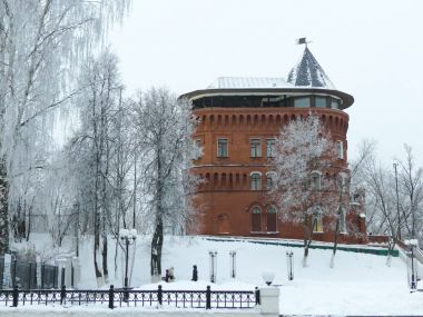 Kar altında güzel tarihi su kulesi Vladimir Rusya Kasım 2017