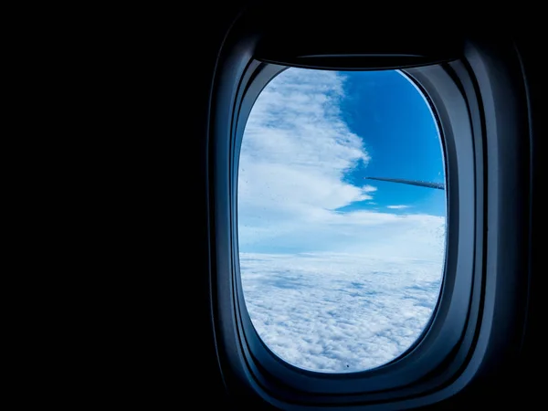 Kavram hava gezi pencere kanat mavi gökyüzü beyaz bulutlar yerleştirin