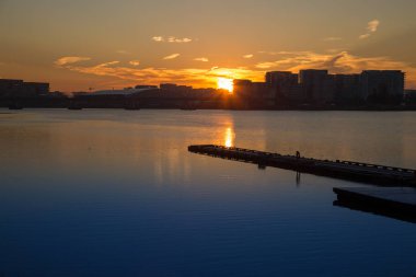 Sunrise şehir siluet su yüzey arka plan