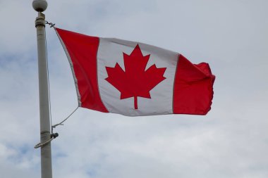 Kanada ulusal bayrak gökyüzü bulutlar rüzgarlı gün
