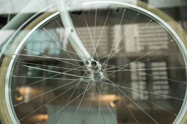 Konzept moderne Fahrrad-Rad-Stadtreflexionen — Stockfoto