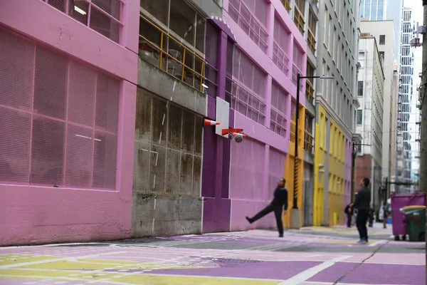 Court coloré de basket de rue deux hommes jouant — Photo