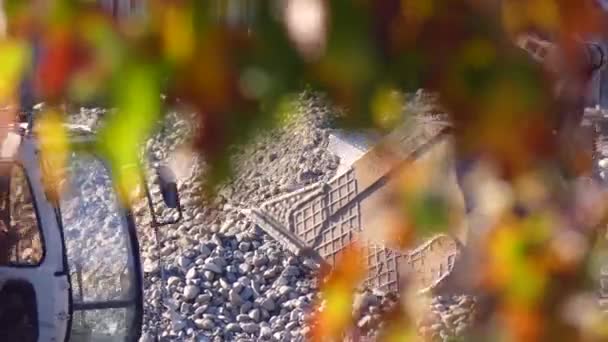 Escavadeira trabalhando no zoomout do canteiro de obras Vancouver Canadá setembro 2016 — Vídeo de Stock