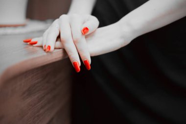 Kadın elleri kırmızı çivi kopyalama alanı closeup