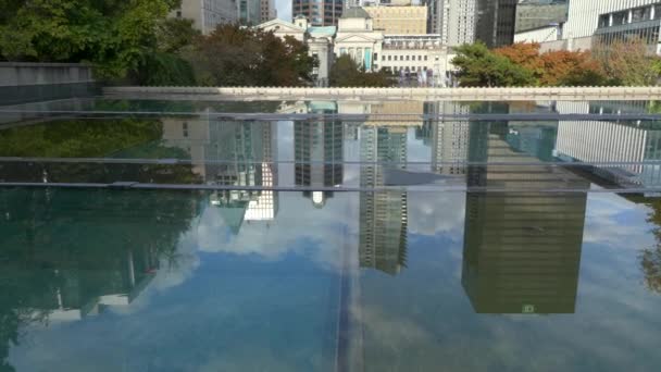 Vancouver refletida na grande poça — Vídeo de Stock