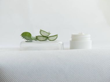 Aloe vera bitki dilimleri krem arka plan beyaz