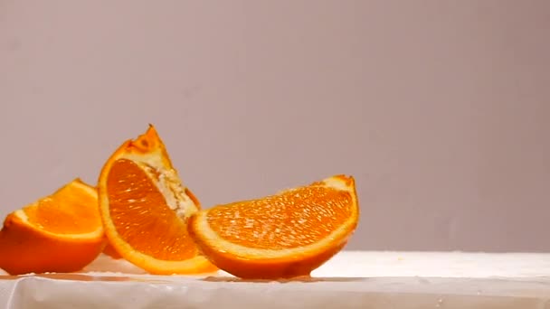 Rebanadas de fruta naranja jugosa fresca cámara lenta — Vídeo de stock