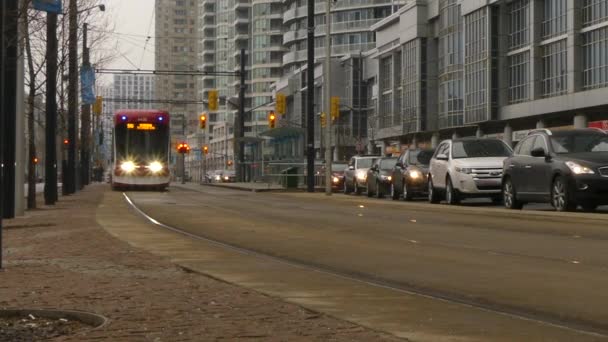 Cityscspe tramvajových vlaků Toronto Kanada březen 2018 — Stock video
