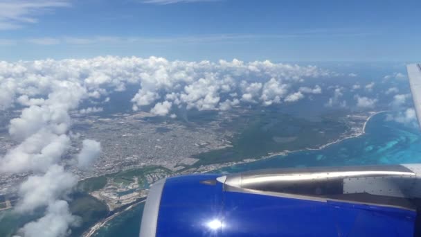 Vliegtuig vliegen over de prachtige blauwe zee Cancun Mexico — Stockvideo