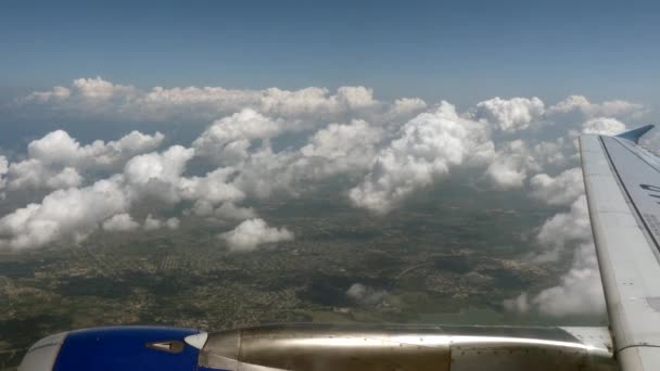 Fluing over de kustlijn van Mexico wolken zonnige dag — Stockvideo