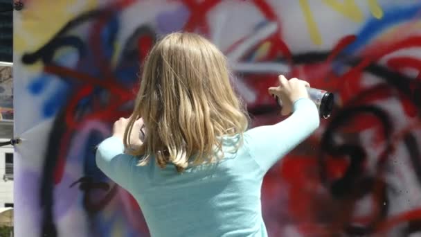 Gadis cat dua kaleng semprot seni jalanan — Stok Video