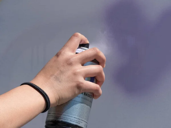 Umělec ruky držící barva sprej closeup — Stock fotografie