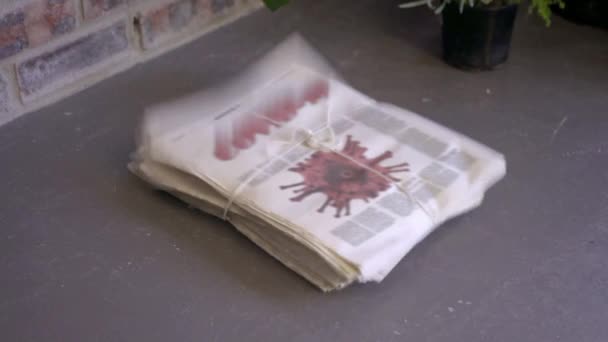 Tidning titel Covid-19 framsidan bild corona virus faller golvet — Stockvideo