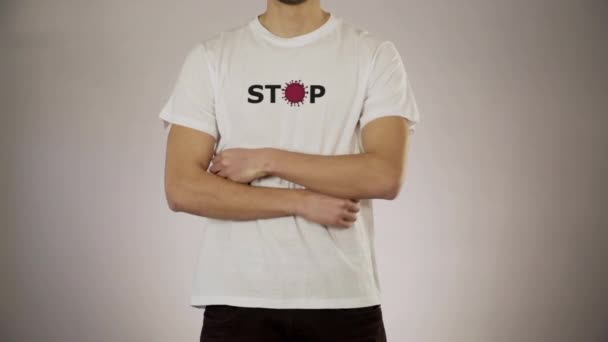 Hombre camiseta blanca impresión parada corona virus concepto cuarentena — Vídeos de Stock
