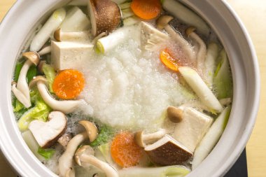 Lezzetli turpla pişirilmiş sıcak tencere.