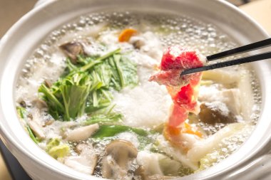 Lezzetli turpla pişirilmiş sıcak tencere.