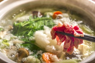 Lezzetli turpla pişirilmiş sıcak tencere.