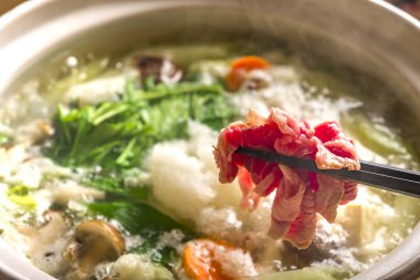 Lezzetli turpla pişirilmiş sıcak tencere.