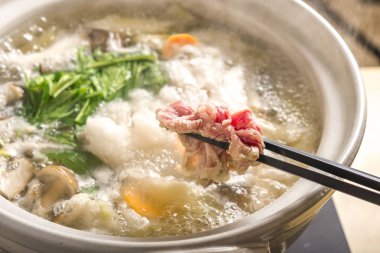 Lezzetli turpla pişirilmiş sıcak tencere.