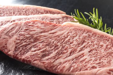 Taze ve lezzetli çiğ et.