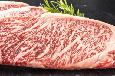 Taze ve lezzetli çiğ et.