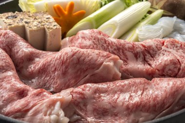 Lezzetli biftek sukiyaki pişirme kabı.