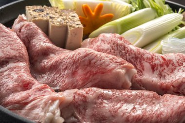 Lezzetli biftek sukiyaki pişirme kabı.