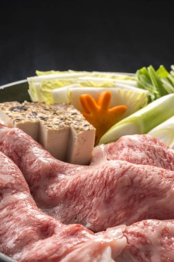 Lezzetli biftek sukiyaki pişirme kabı.