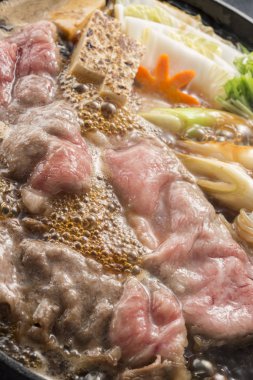 Lezzetli biftek sukiyaki pişirme kabı.
