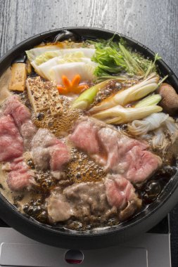 Lezzetli biftek sukiyaki pişirme kabı.