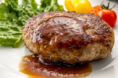 Taze pişmiş hamburger ve sos.
