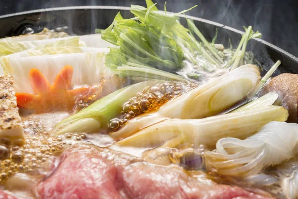 Lezzetli biftek sukiyaki pişirme kabı.
