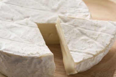 Taze ve lezzetli peynir tabağı.