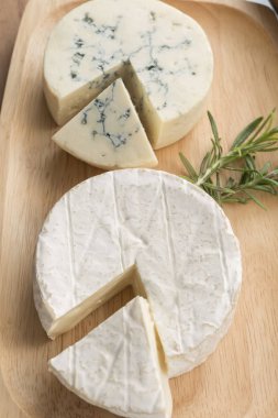 Türlü lezzetli mavi peynir.