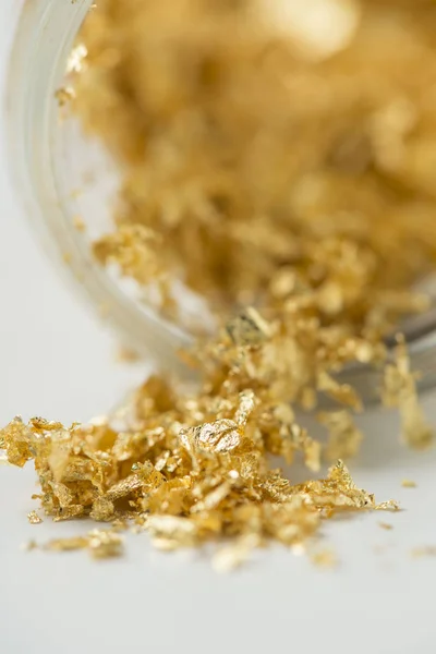 Gold powder and gilt