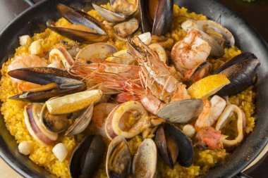 Lezzetli paella yemekleri servis