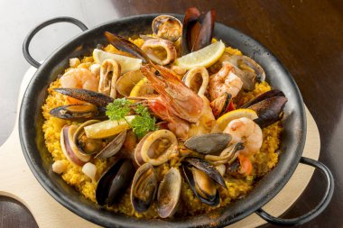 Lezzetli paella yemekleri servis