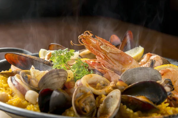 Serverar Läckra Paella Rätter — Stockfoto