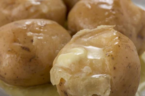 Umieścić Masło Ziemniakach Świeżych Pysznych Gotowane — Zdjęcie stockowe