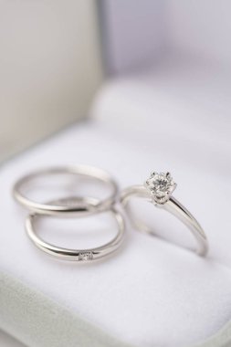 Güzel parlak elmas alyans