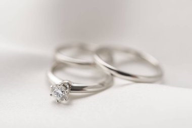 Güzel parlak elmas alyans