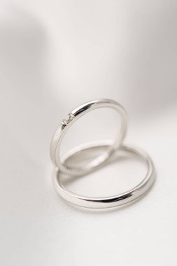 Güzel parlak elmas alyans