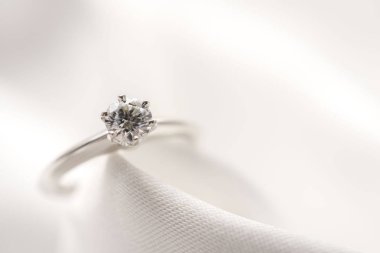 Güzel parlak elmas alyans