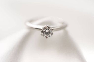 Güzel parlak elmas alyans