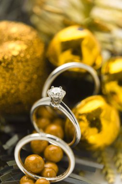 Güzel parlak elmas alyans