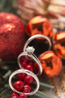 Güzel parlak elmas alyans