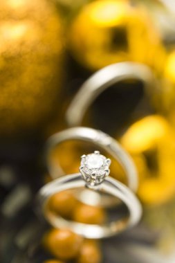 Güzel parlak elmas alyans