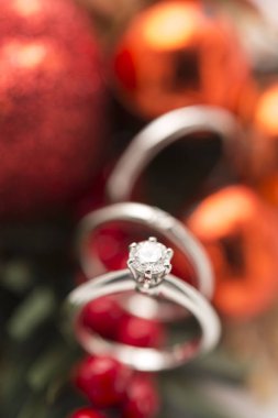 Güzel parlak elmas alyans