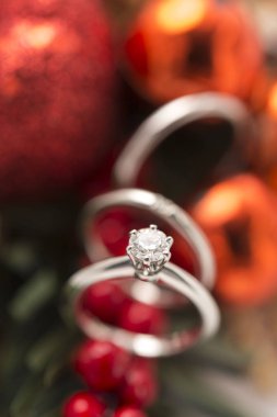 Güzel parlak elmas alyans