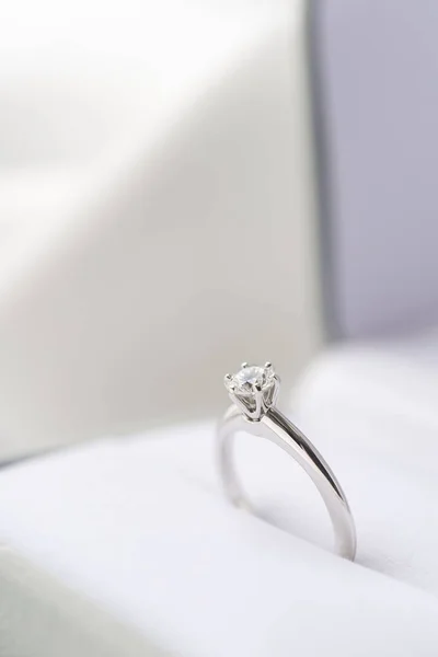 아름 다운 빛나는 다이아몬드 결혼 반지 — 스톡 사진